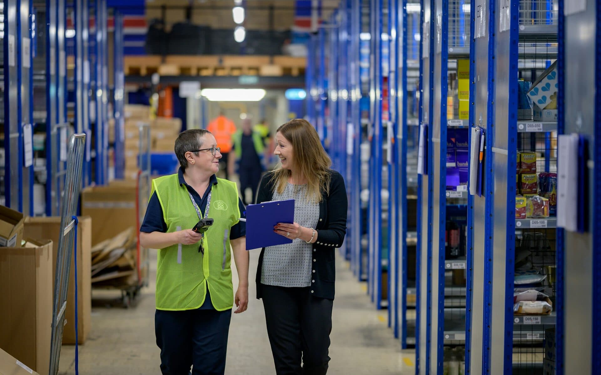 Disponentin und Mitarbeiterin im Lager – Fachkräfte für die Logistik